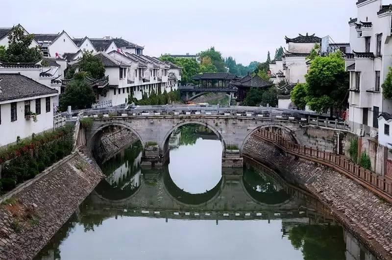 逃离荒废房屋